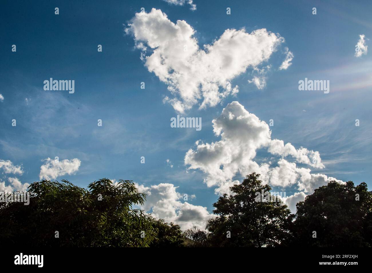Photo d'un nuage en forme de coeur Banque D'Images