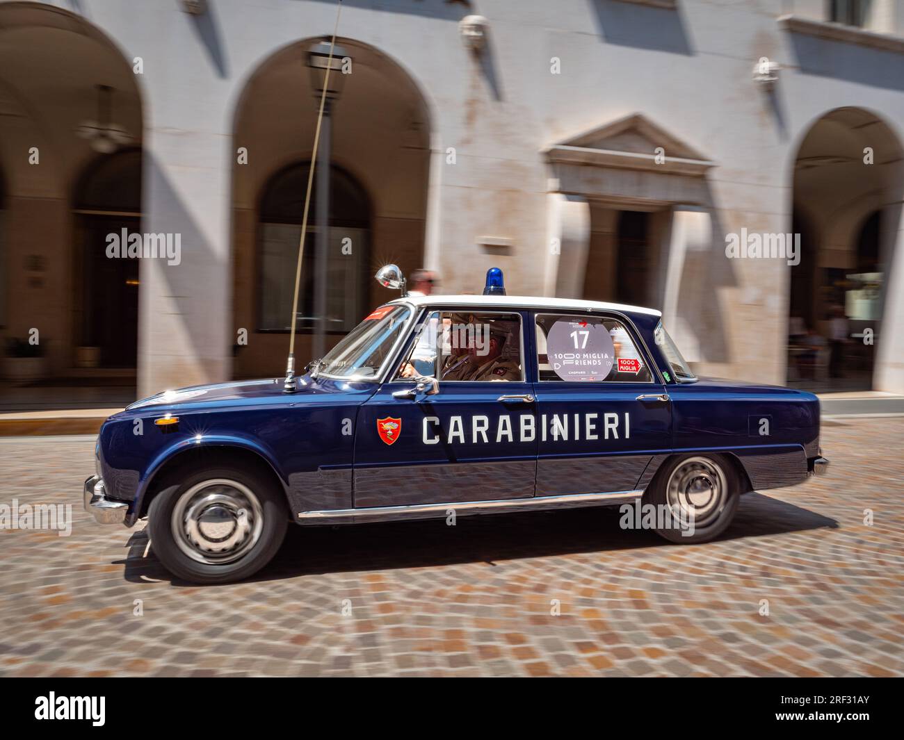 Voiture Carabinieri suivant les mille Miglia 2023, jour 5 à Brescia Italie Banque D'Images