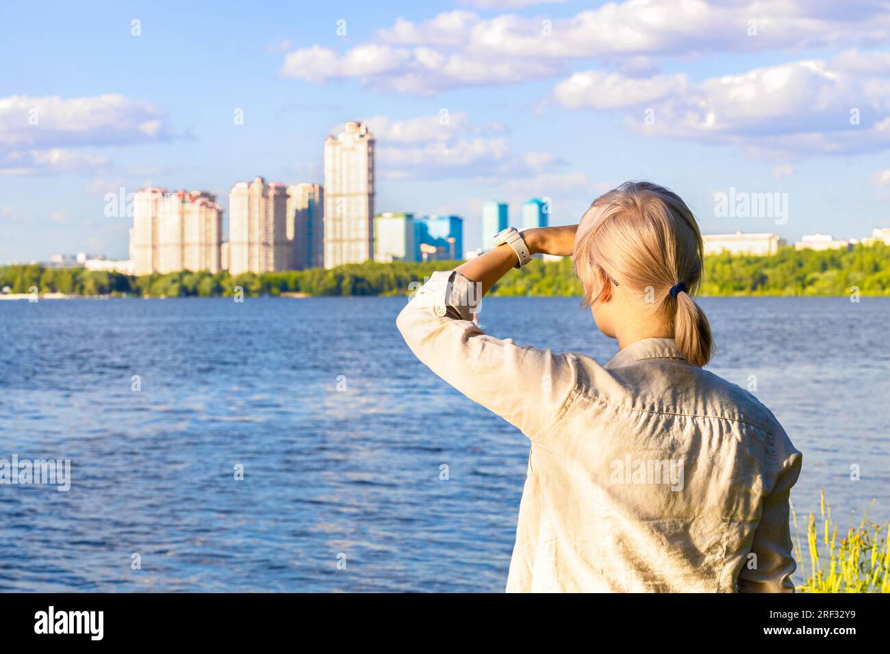 Moscou, Russie - 03 juillet 2023 : Femme regardant le paysage urbain Banque D'Images