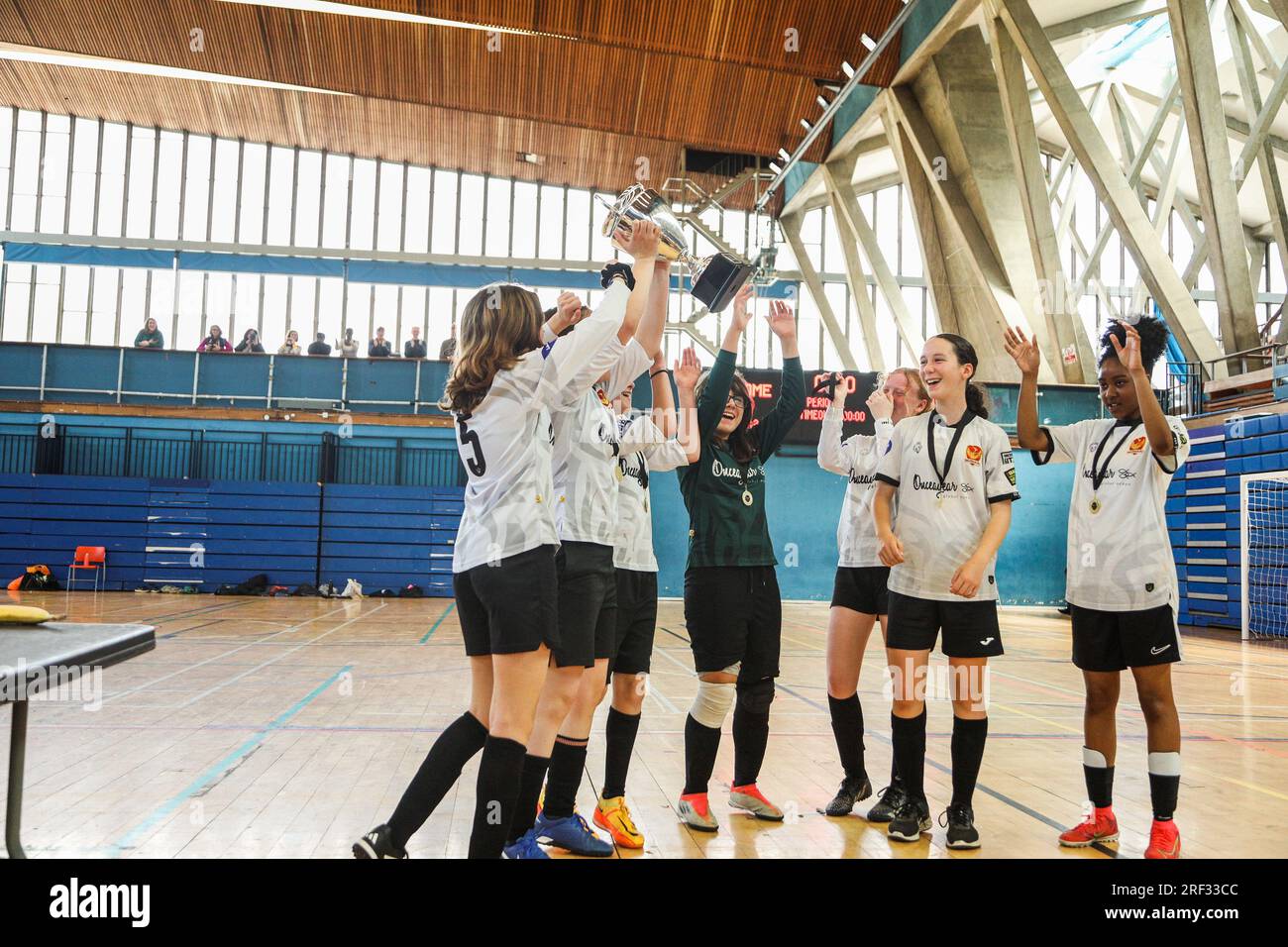 Filles jouant au football à un tournoi de futsal Banque D'Images