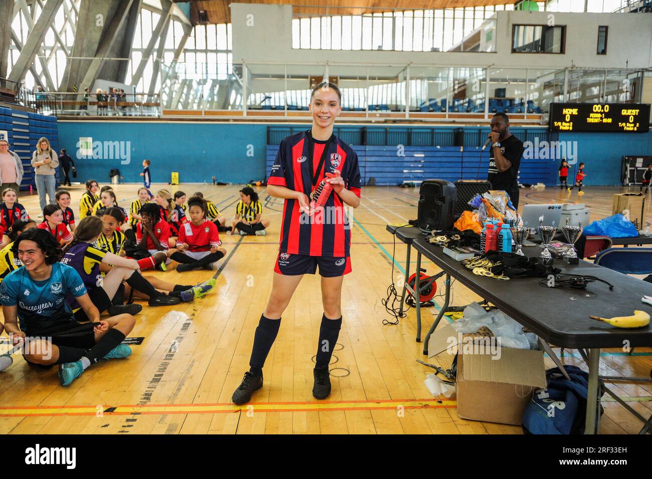 Filles jouant au football à un tournoi de futsal Banque D'Images