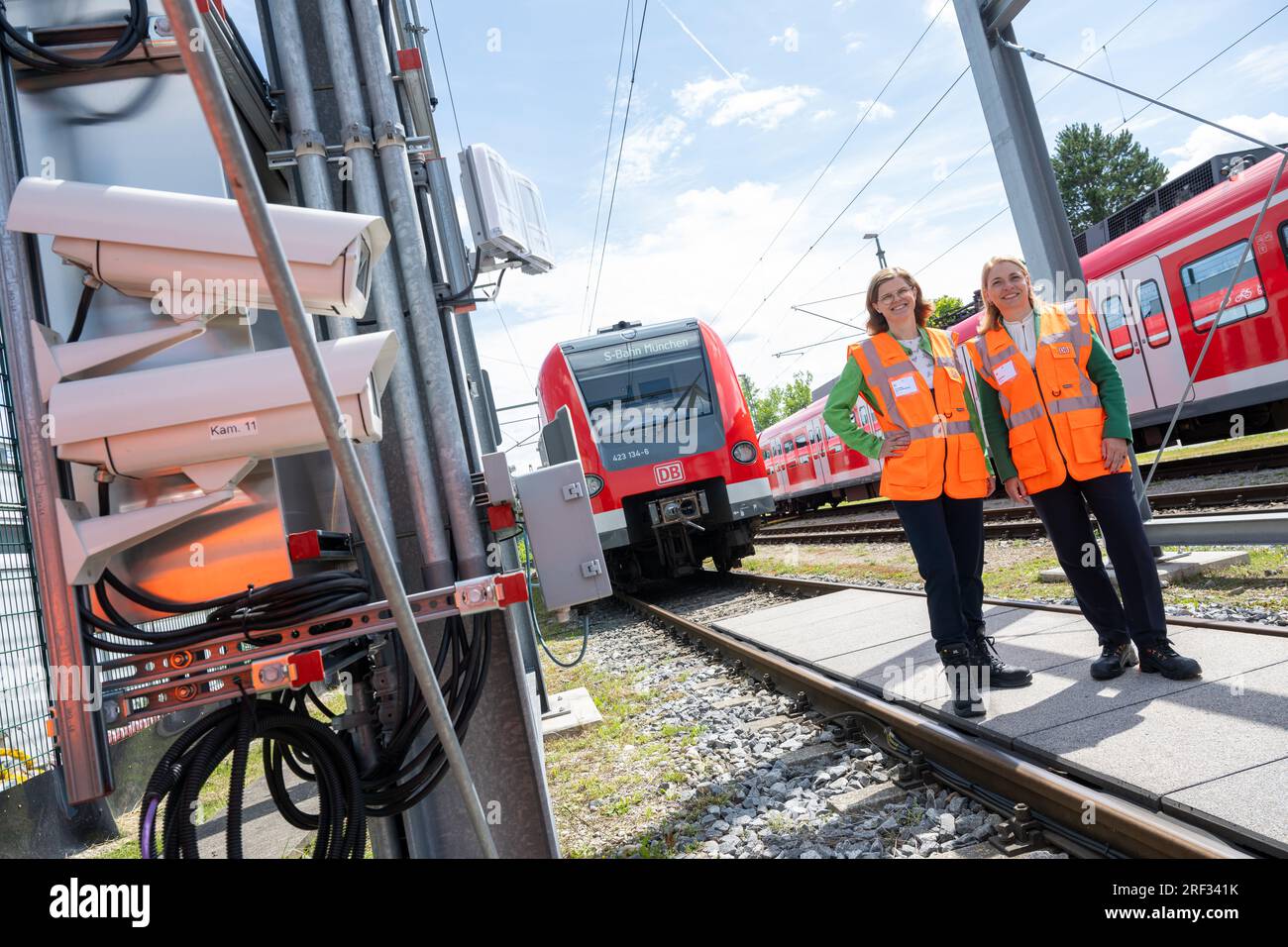 Munich, Allemagne. 31 juillet 2023. Daniela Gerd tom Markotten (l), membre du conseil d’administration de la numérisation et de la technologie chez Deutsche Bahn, et Evelyn Palla, membre du conseil d’administration de la Deutsche Bahn, se tiennent dans un caméraman doté d’intelligence artificielle lors d’une séance de presse et de photos à l’usine de S-Bahn de Munich-Steinhausen. Des outils pour la maintenance numérique de l'usine étaient exposés. Crédit : Peter Kneffel/dpa/Alamy Live News Banque D'Images