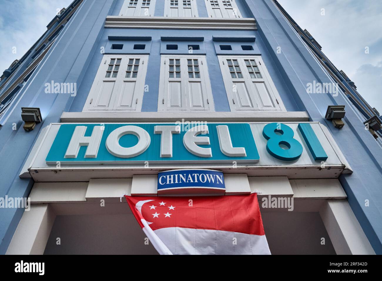 Hôtel 81 Chinatown à New Bridge Road, Chinatown, Singapour, arborant le drapeau national de Singapour pour commémorer la fête nationale du pays Banque D'Images