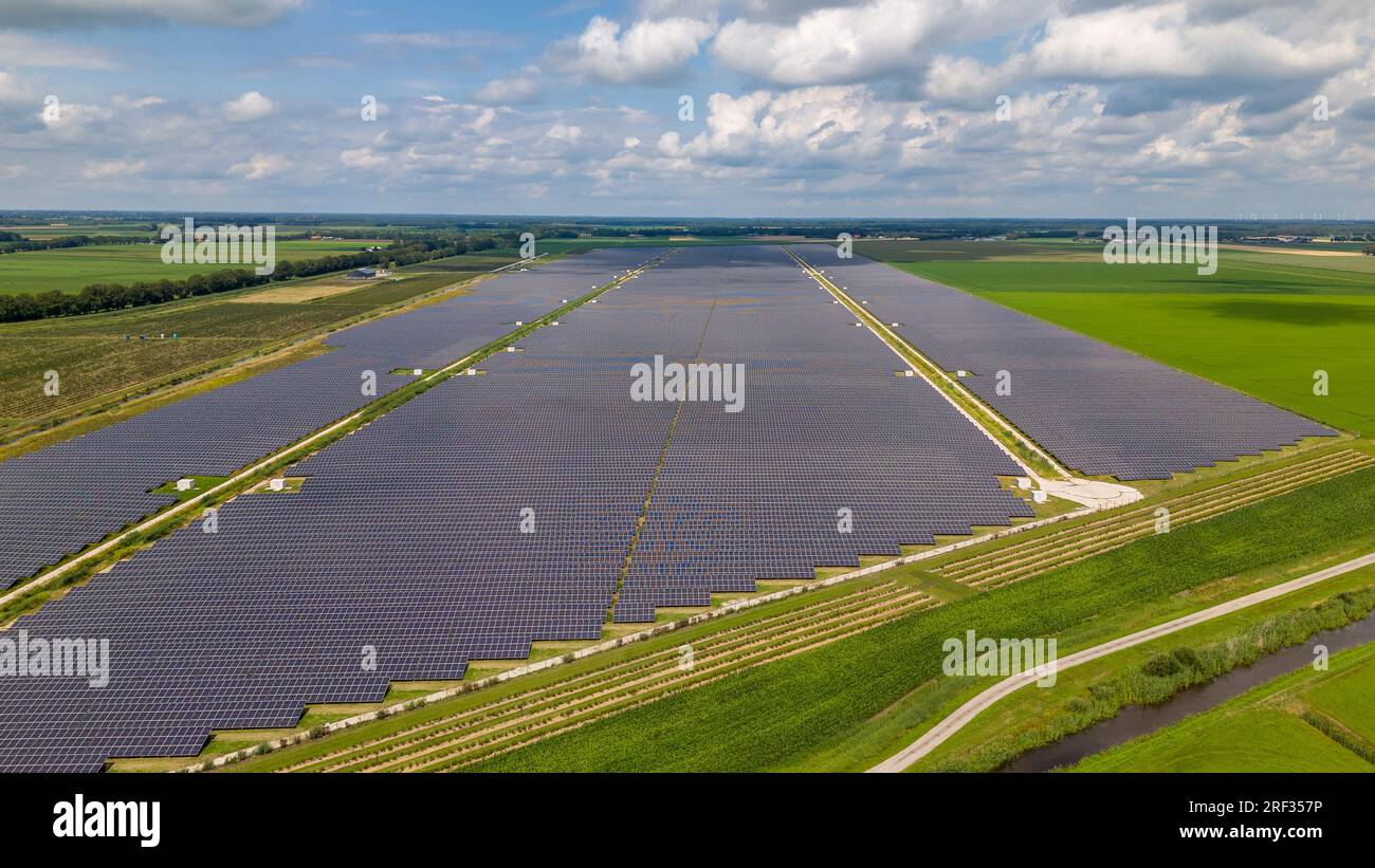 Photo aérienne par drone d'un champ avec panneaux solaires à Groningen, aux pays-Bas Banque D'Images