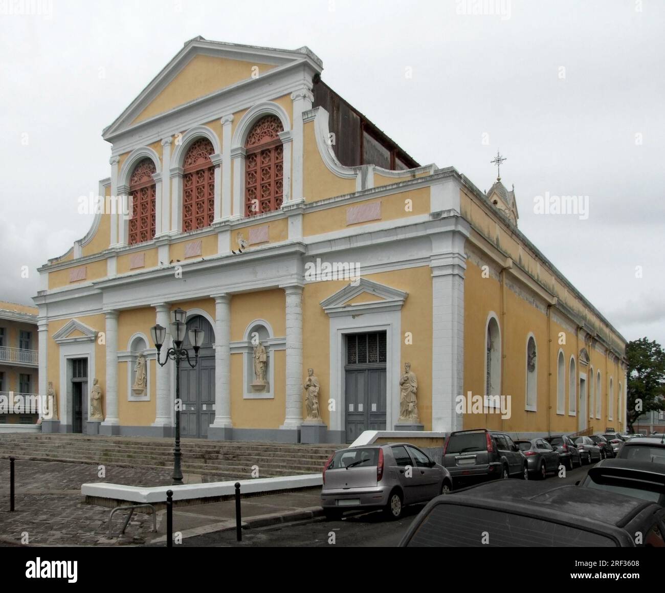 Une église en Guadeloupe dans une ambiance nuageuse Banque D'Images