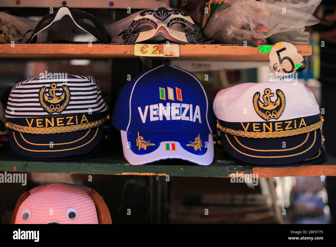 Venise, Italie - 21 juillet 2019 : casquette de baseball et casquette de capitaine avec l'inscription Venise sur l'étagère Banque D'Images