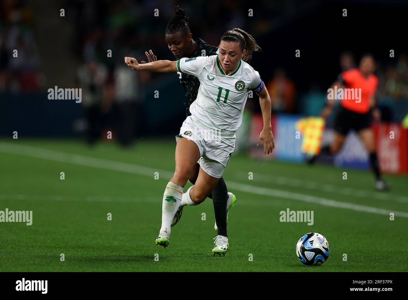 Brisbane, Australie. 31 juillet 2023. Katie McCabe d'Irlande et Christy Ucheibe du Nigeria s'affrontent pour le ballon lors du match de groupe B de la coupe du monde féminine de la FIFA 2023 Irlande femmes vs Nigeria femmes au Suncorp Stadium, Brisbane, Australie, le 31 juillet 2023 (photo de Patrick Hoelscher/News Images) à Brisbane, Australie le 7/31/2023. (Photo de Patrick Hoelscher/News Images/Sipa USA) crédit : SIPA USA/Alamy Live News Banque D'Images