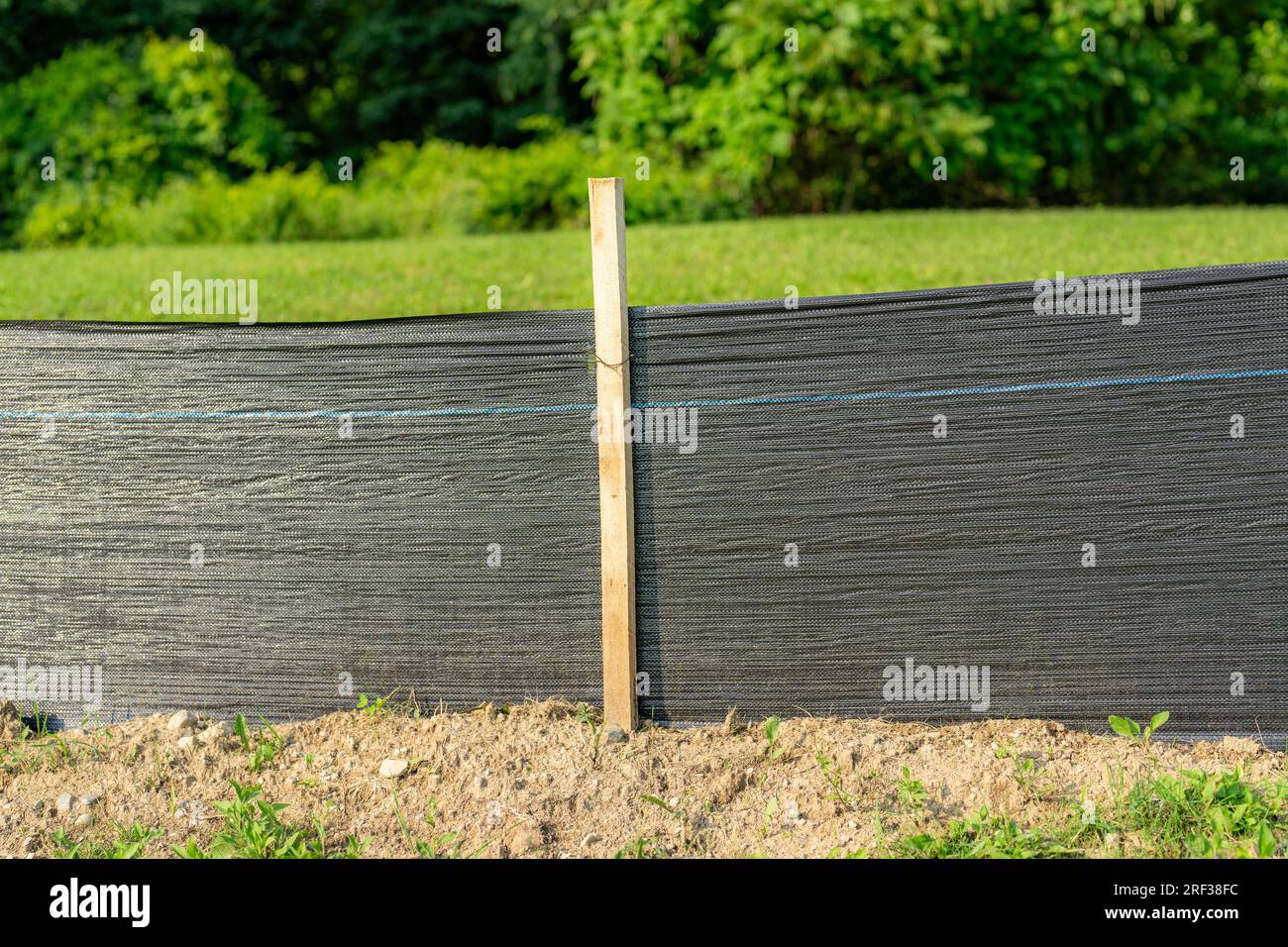 Tissu Silt Fence avec poteaux en bois installés avant le début de la construction. Banque D'Images