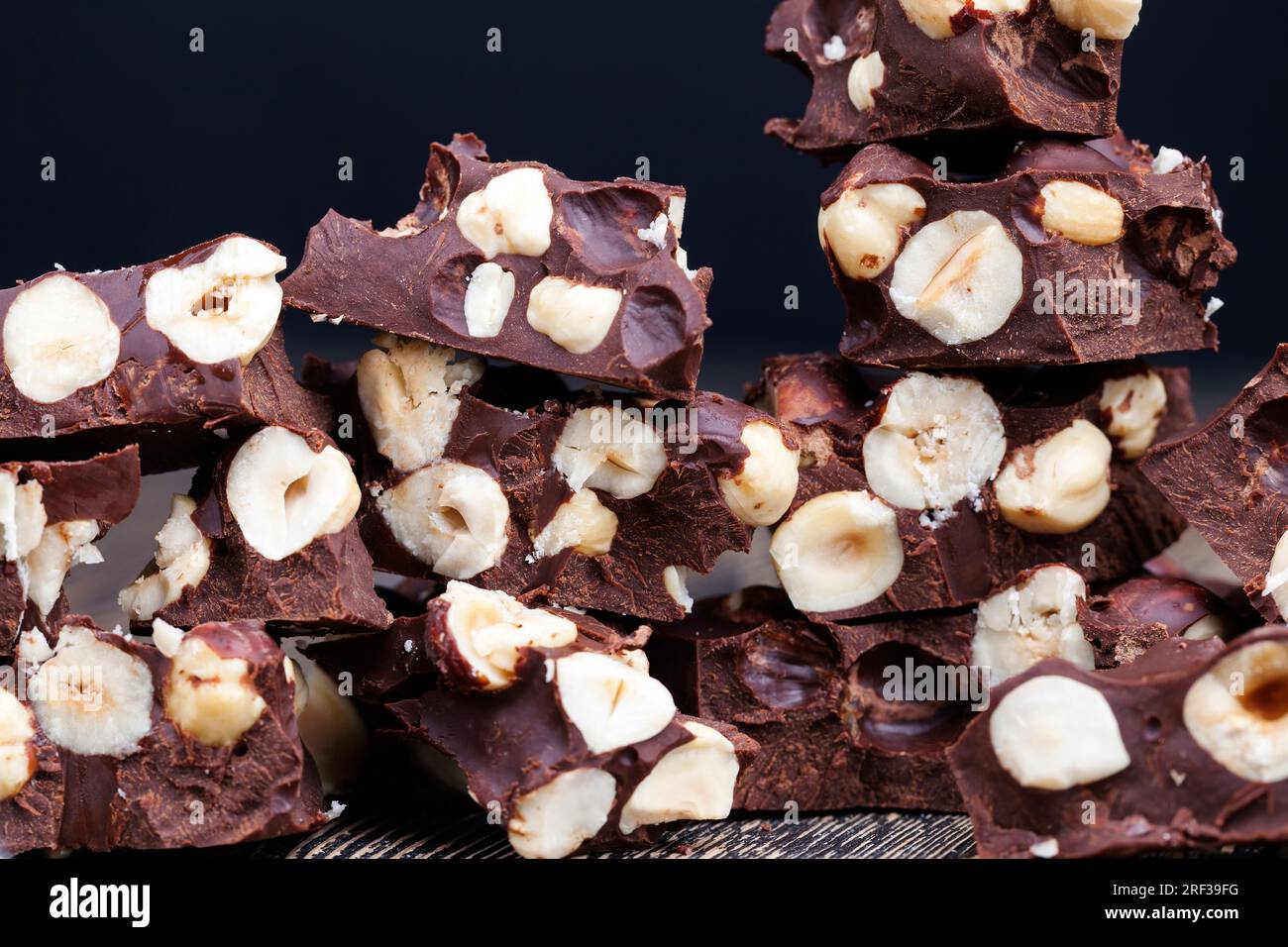 délicieux chocolat maison au lait avec beaucoup de noisettes, de noix et de produits de cacao naturels dans la production de chocolat avec des noisettes Banque D'Images