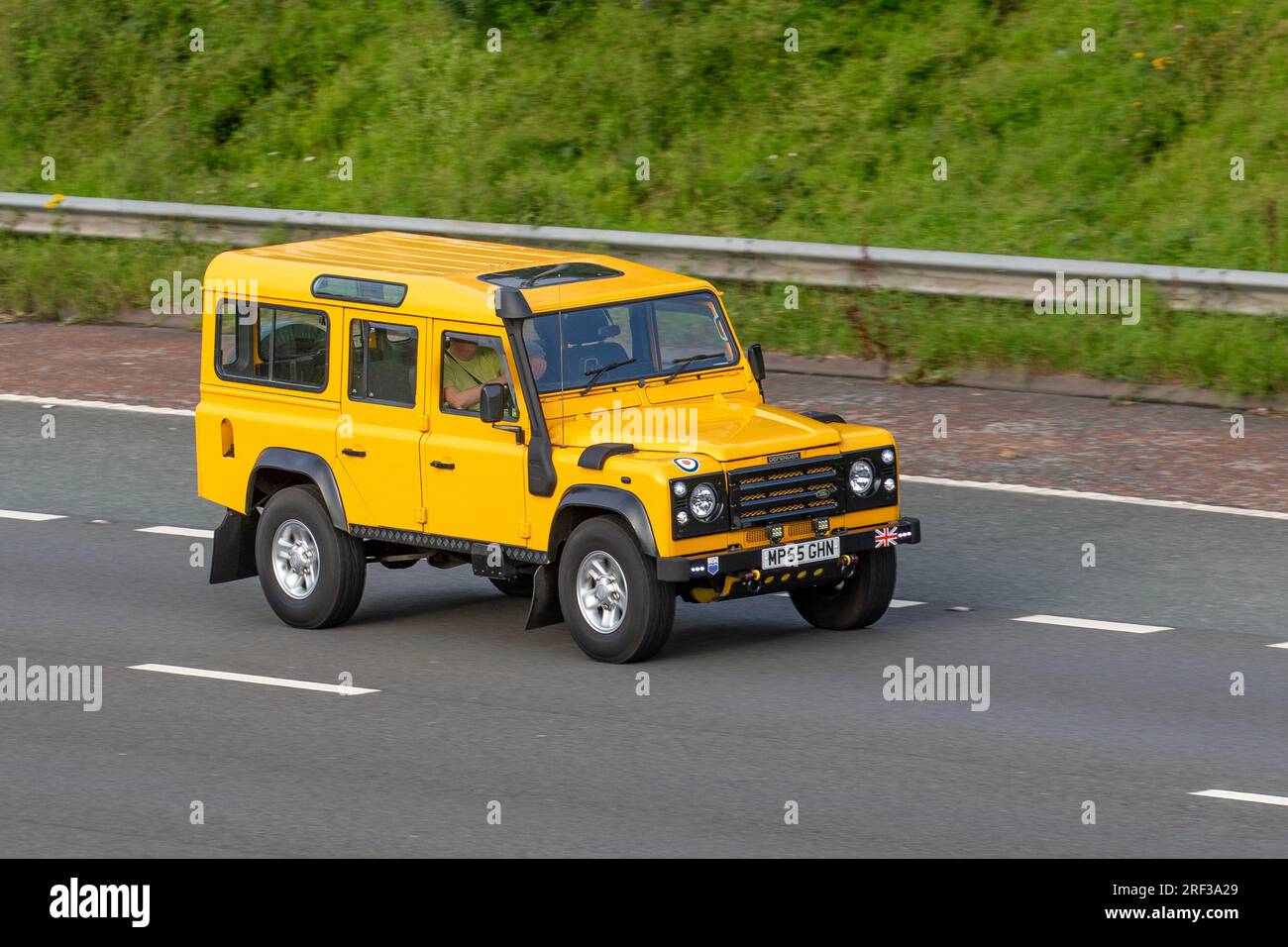 2005 jaune Land Rover Defender 110 Td5 jaune Diesel 2500 cc Banque D'Images