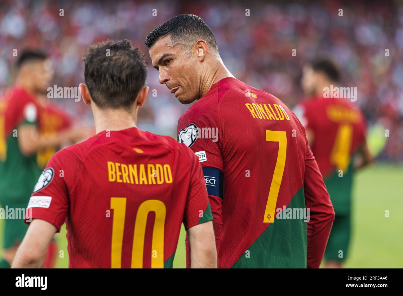 Cristiano Ronaldo célèbre avec Bernardo Silva lors du match de qualification UEFA Euro 2024 entre les équipes nationales du Portugal et de Bosnie-Herzégovine Banque D'Images