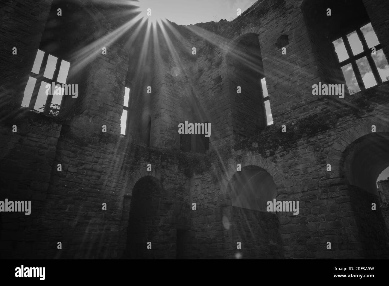 Photo en noir et blanc du soleil coulant le long du haut de Leicester's Building au château de Kenilworth. Banque D'Images