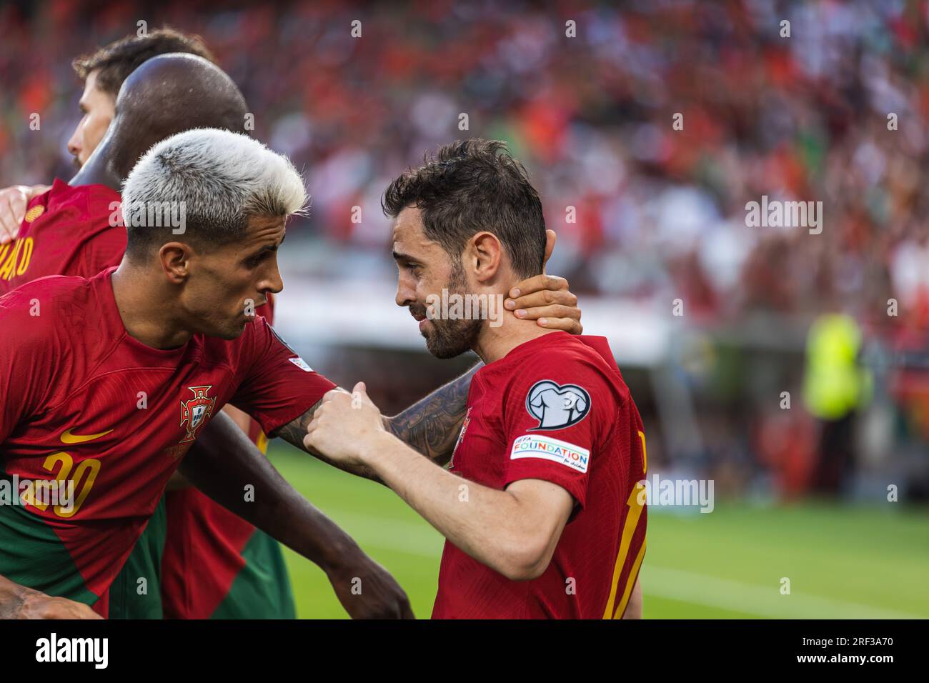 Bernardo Silva et Joao Cancelo célèbrent après avoir marqué un but lors du match de qualification UEFA Euro 2024 entre les équipes nationales du Portugal et de Bosnie et Banque D'Images