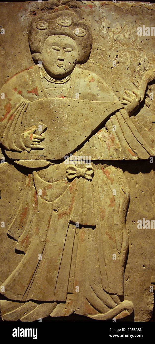 Stele en terre cuite avec musicienne, dynastie Tang (618-907), découverte dans la province de Shaanxi, Musee de la foret de Steles a Xian. Banque D'Images