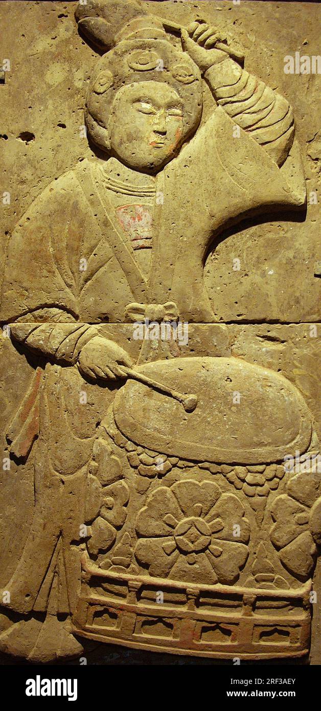 Stele en terre cuite avec musicienne, dynastie Tang (618-907), découverte dans la province de Shaanxi, Musee de la foret de Steles a Xian. Banque D'Images