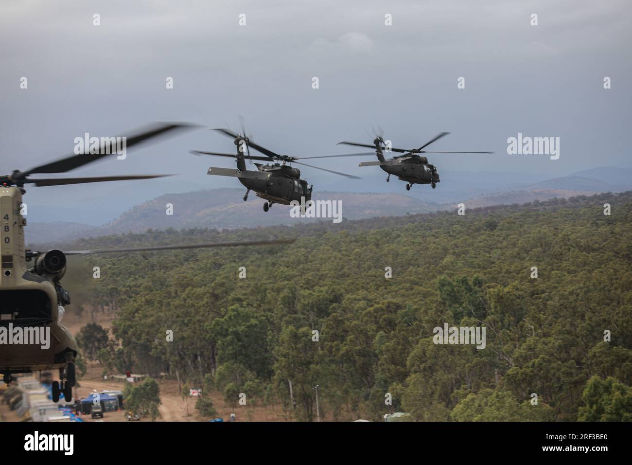 Townsland, Australie. 26 juillet 2023. ÉTATS-UNIS Les hélicoptères UH-60 Black Hawk de l'armée, affectés à la 16e brigade d'aviation de combat, Task Force Warhawk, Battle Group Griffin, décollent pour une mission d'assaut aérien lors de l'exercice multilatéral Talisman Sabre, le 26 juillet 2023 à Townsville, Queensland, Australie. Crédit : Sergent Ashunteia Smith/États-Unis Army/Alamy Live News Banque D'Images