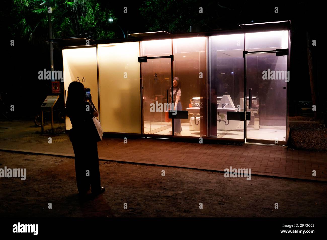 LES TOILETTES PUBLIQUES, LE VERRE EXTÉRIEUR DEVIENT OPAQUE LORSQU'IL EST VERROUILLÉ À TOKYO Banque D'Images