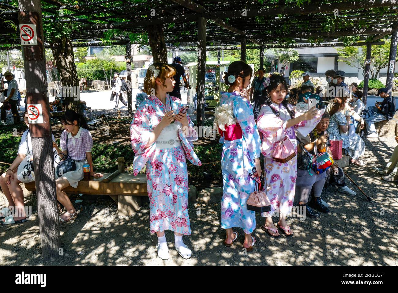 CANICULE AU TEMPLE SENSO-JI A TOKYO Banque D'Images