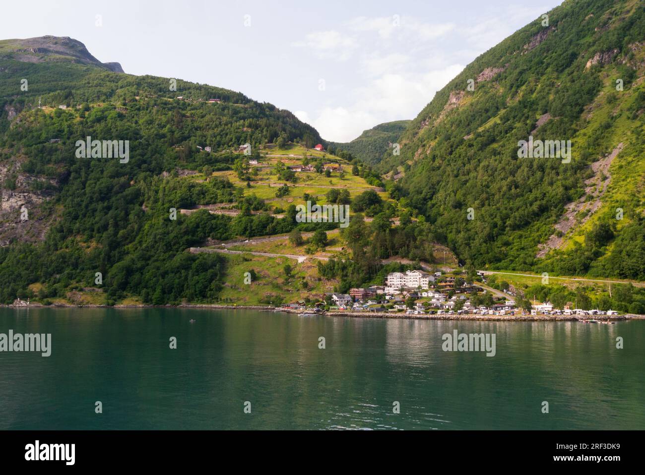 En regardant à travers les virages en épingle à cheveux sur la route de Ørnesvingen The Eagles Bend d'un navire de croisière au départ Geirangerfjord Norvège Europe Banque D'Images