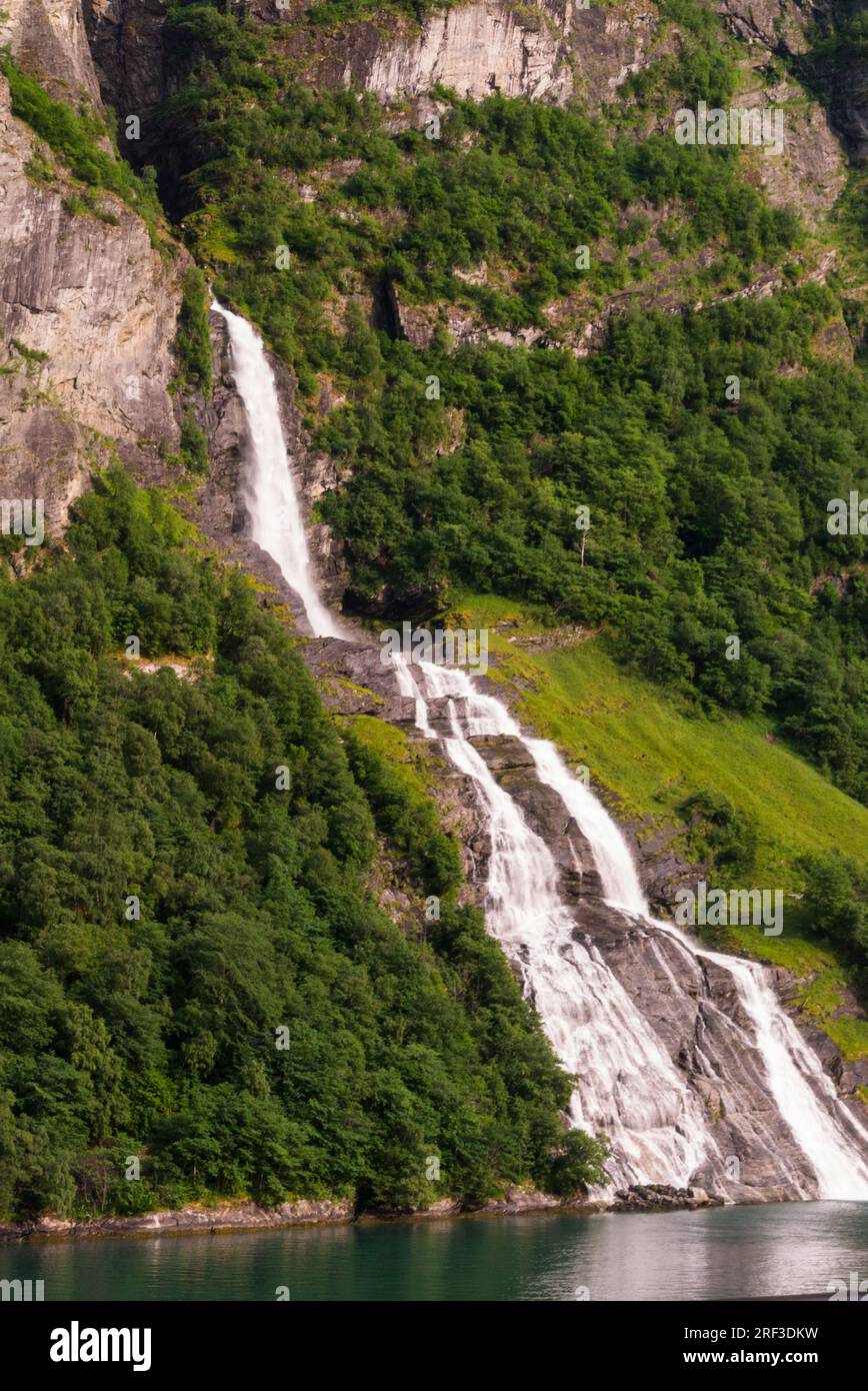 Chute d'eau de Suitor Nynorsk Friaren à côté de Geirangerfjord bouteille chute d'eau en forme Norvège Europe en face de la cascade Seven Sisters dit être prétendant Banque D'Images