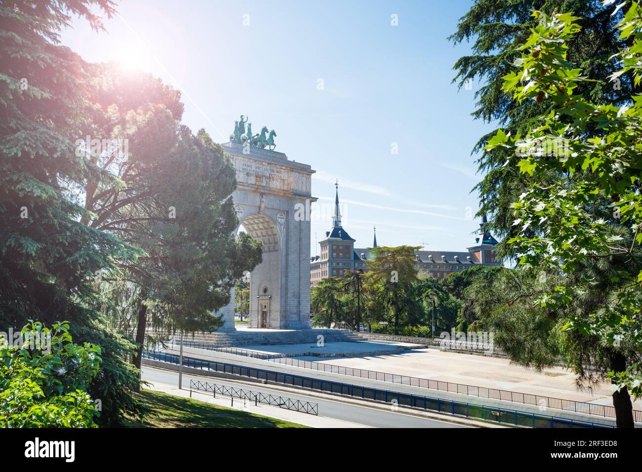 Arc de triomphe de la victoire ou Arco de la Victoria à travers les arbres Banque D'Images