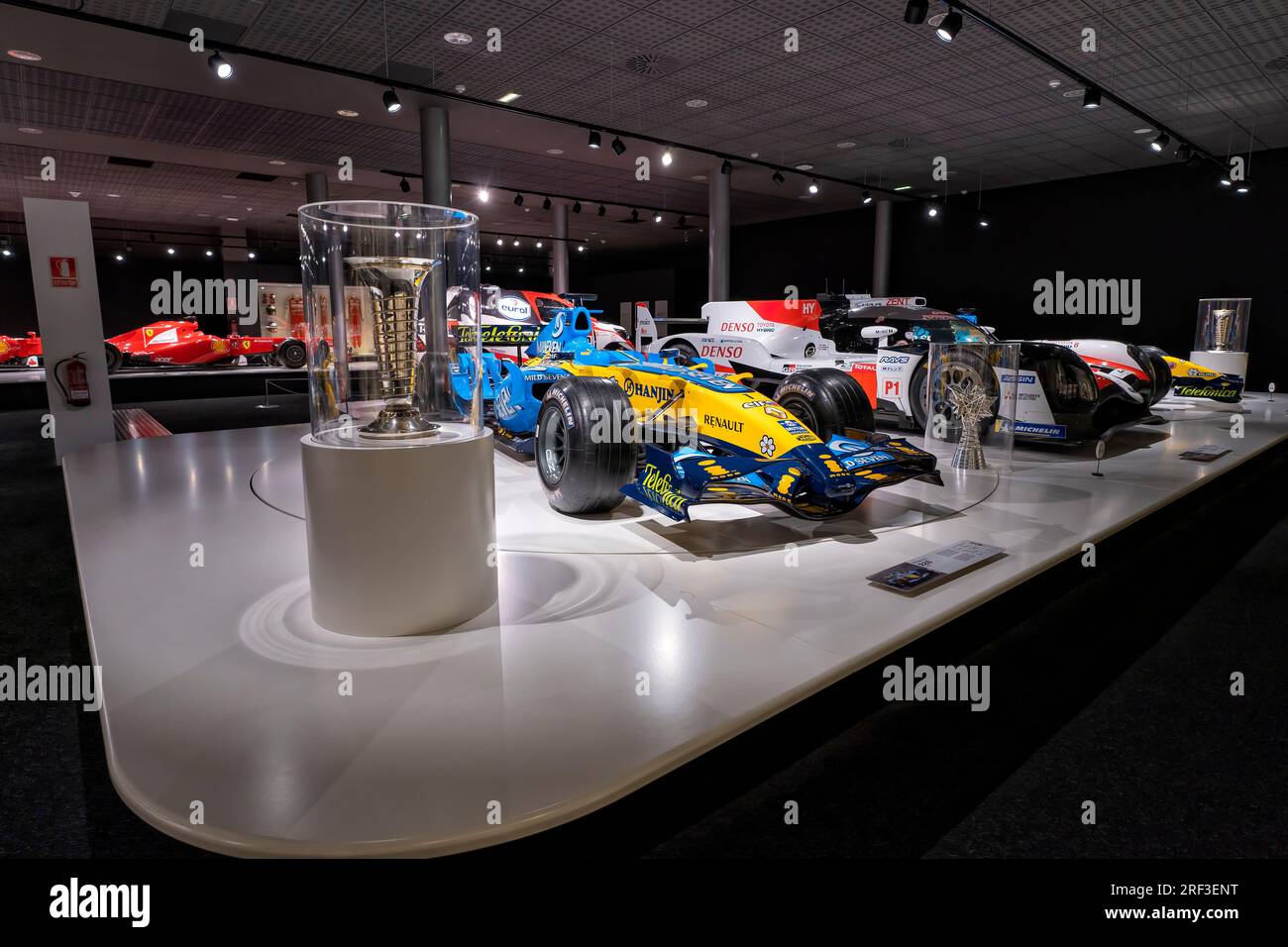 Les trois voitures avec lesquelles Fernando Alonso a été champion du monde avec leurs trophées respectifs. En premier mandat, la Renault R25, la Toyota TS050, an Banque D'Images