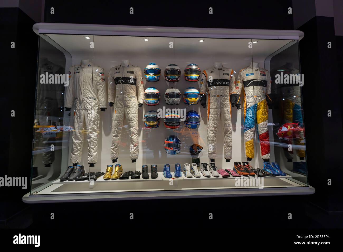 Kits utilisés par Fernando Alonso dans sa dernière étape dans l'écurie McLaren F1. Photographie prise au Musée Fernando Alonso en Espagne le 16 mai 2023. Banque D'Images