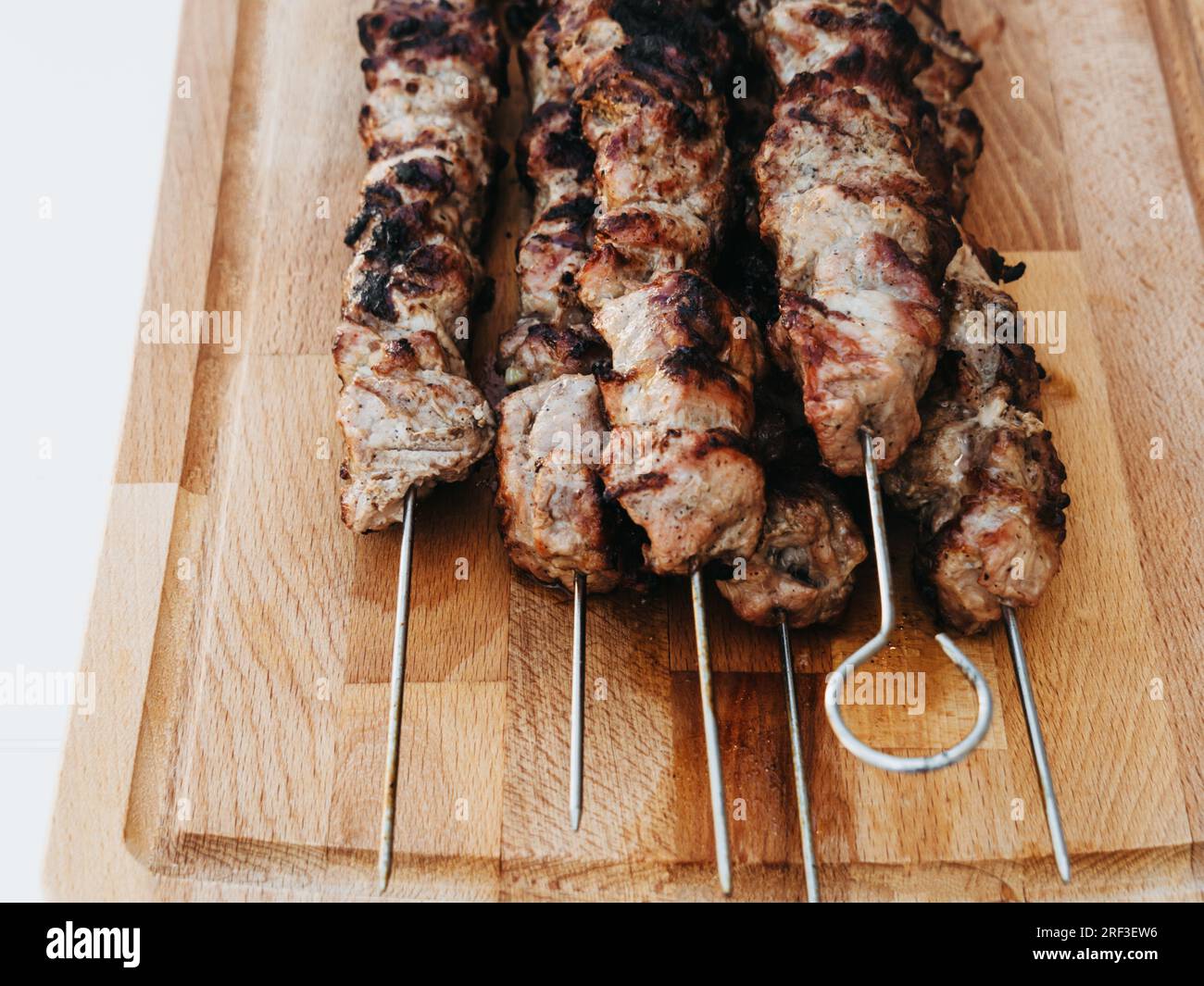Kebabs de porc cubed maigre au barbecue vue rapprochée sur une planche à  découper en bois Photo Stock - Alamy