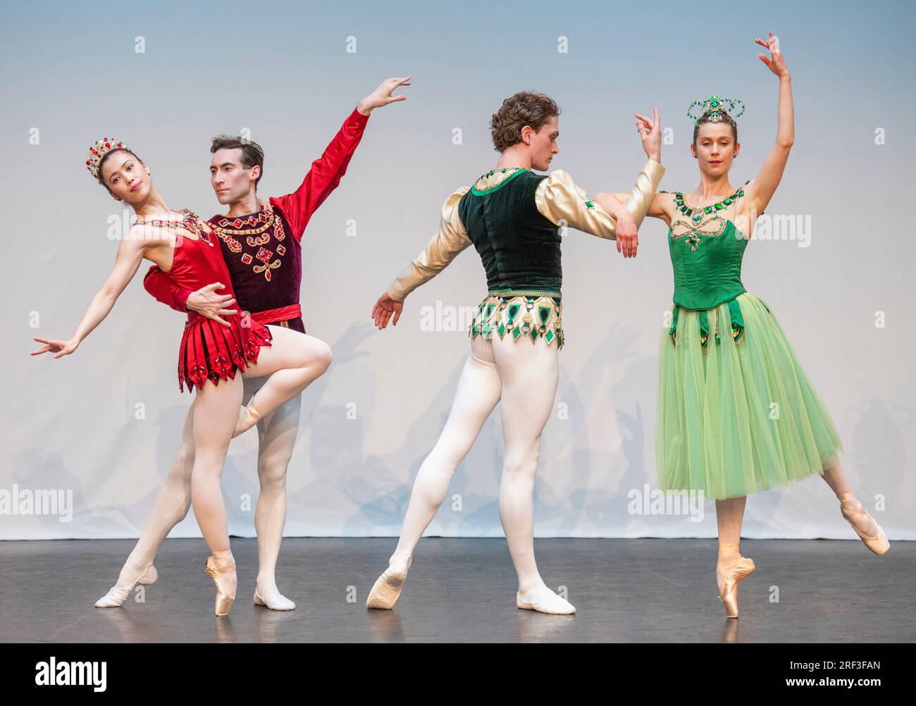 Royal Opera House, Londres, Royaume-Uni. 31 juillet 2023. L'Australian Ballet revient au Royal Opera House pour la première fois en 35 ans comme point culminant des célébrations de son 60e anniversaire avec des représentations à partir du 2-6 août. Image : vitrine médiatique estivale au Royal Opera House, clore Studio avant les représentations de la saison Londres 2023 de l'Australian Ballet, avec un avant-goût des joyaux de George Balanchine, sur la musique de Fauré, Stravinsky et Tchaïkovski. Image : artistes principaux Ako Kondo et Brett Chynoweth (Rubies) et artistes principaux Sharni Spencer et Callum Linnane (Emer Banque D'Images