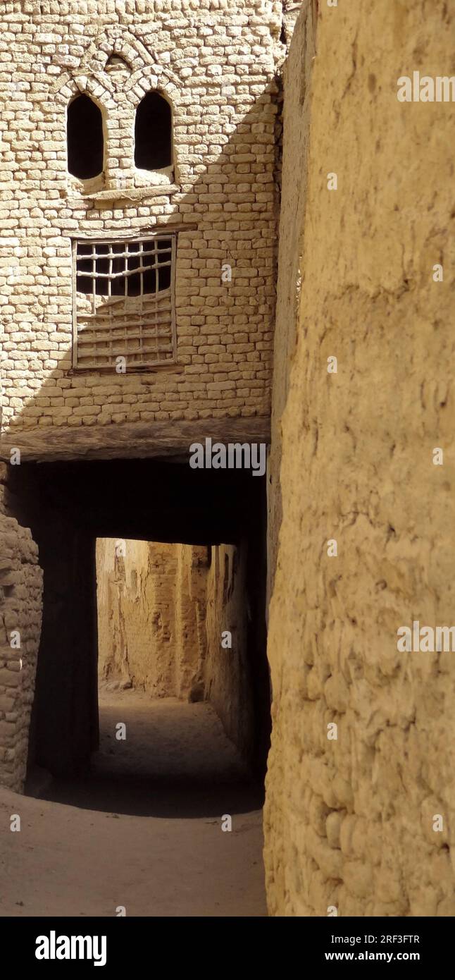 Vieille ville décor d'Al-Qasr, un village de l'Oasis de Dakhla en Egypte Banque D'Images