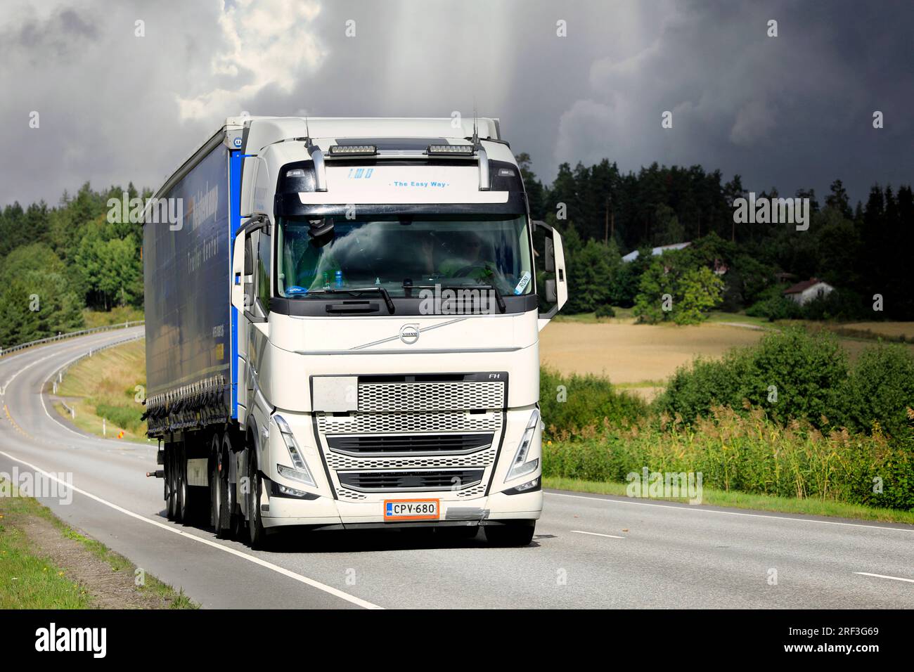 Nouveau Volvo FH Truck Oy LWG transport AB blanc tirant une semi-remorque sur route sous un jour couvert. Salo, Finlande. 25 août 2022. Banque D'Images