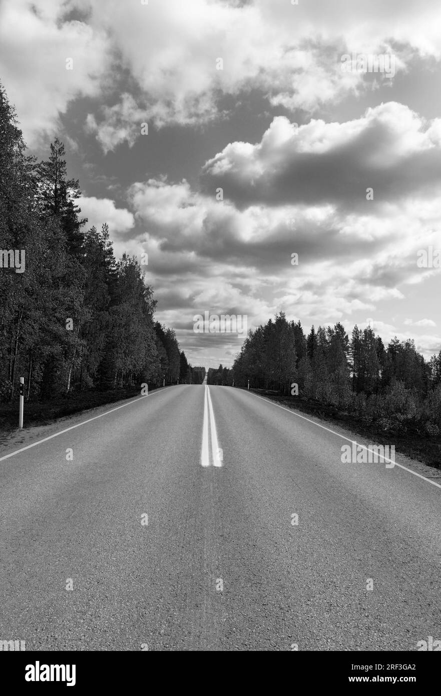 Doubles lignes blanches le long de l'autoroute 912 dans la région de Lentiirantie en Finlande Fi. Juin 2023 Banque D'Images