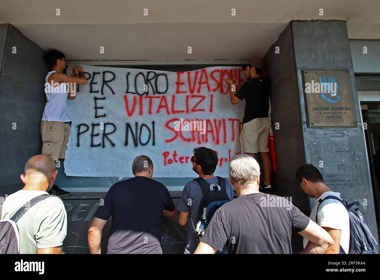 Naples, Italie. 31 juillet 2023. Naples proteste contre la révocation des revenus des citoyens devant le siège de l'INPS usage éditorial Only Credit : Independent photo Agency/Alamy Live News Banque D'Images