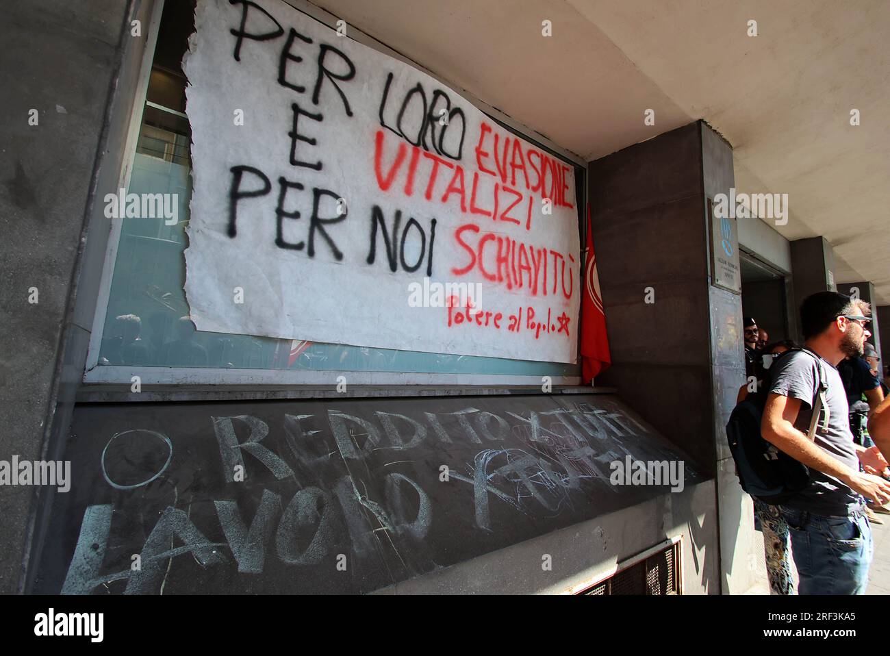 Naples, Italie. 31 juillet 2023. Naples proteste contre la révocation des revenus des citoyens devant le siège de l'INPS usage éditorial Only Credit : Independent photo Agency/Alamy Live News Banque D'Images
