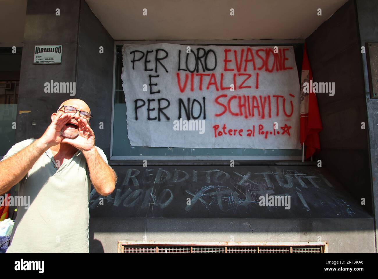 Naples, Italie. 31 juillet 2023. Naples proteste contre la révocation des revenus des citoyens devant le siège de l'INPS usage éditorial Only Credit : Independent photo Agency/Alamy Live News Banque D'Images