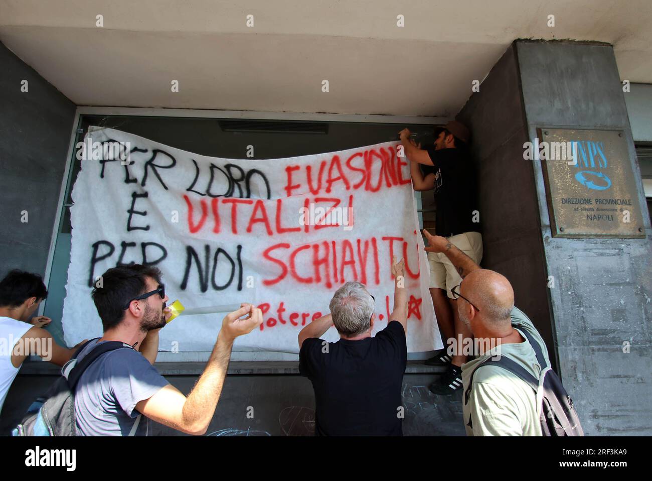 Naples, Italie. 31 juillet 2023. Naples proteste contre la révocation des revenus des citoyens devant le siège de l'INPS usage éditorial Only Credit : Independent photo Agency/Alamy Live News Banque D'Images