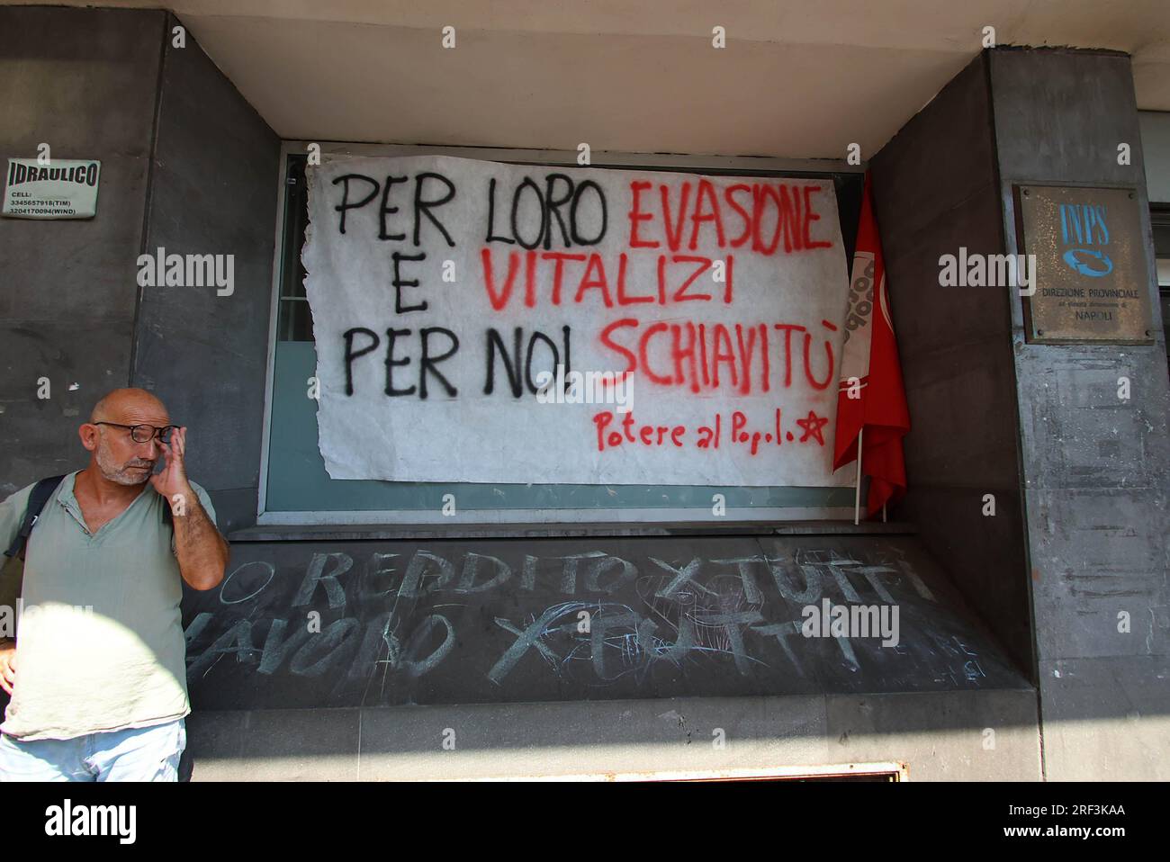 Naples, Italie. 31 juillet 2023. Naples proteste contre la révocation des revenus des citoyens devant le siège de l'INPS usage éditorial Only Credit : Independent photo Agency/Alamy Live News Banque D'Images