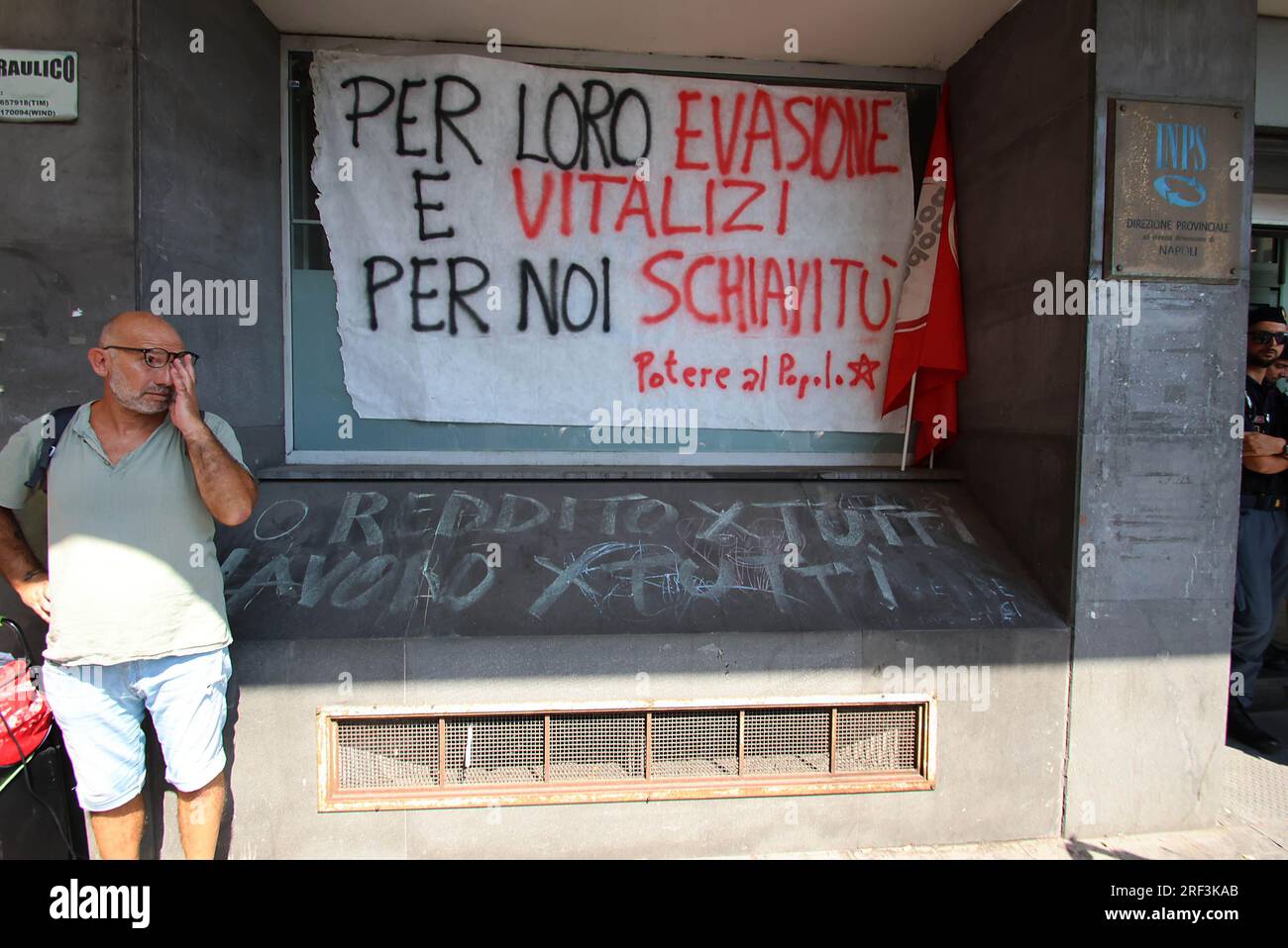 Naples, Italie. 31 juillet 2023. Naples proteste contre la révocation des revenus des citoyens devant le siège de l'INPS usage éditorial Only Credit : Independent photo Agency/Alamy Live News Banque D'Images