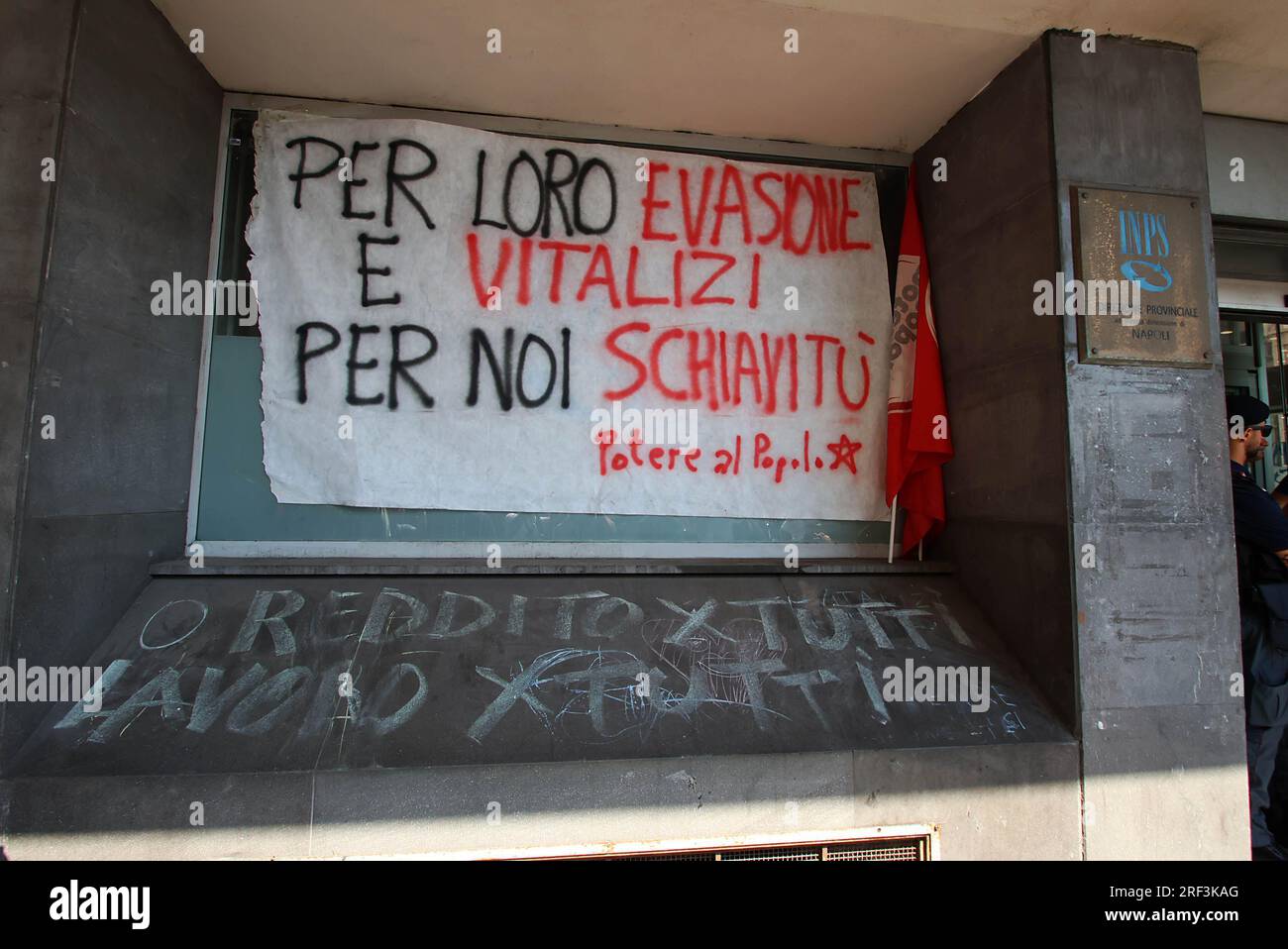 Naples, Italie. 31 juillet 2023. Naples proteste contre la révocation des revenus des citoyens devant le siège de l'INPS usage éditorial Only Credit : Independent photo Agency/Alamy Live News Banque D'Images