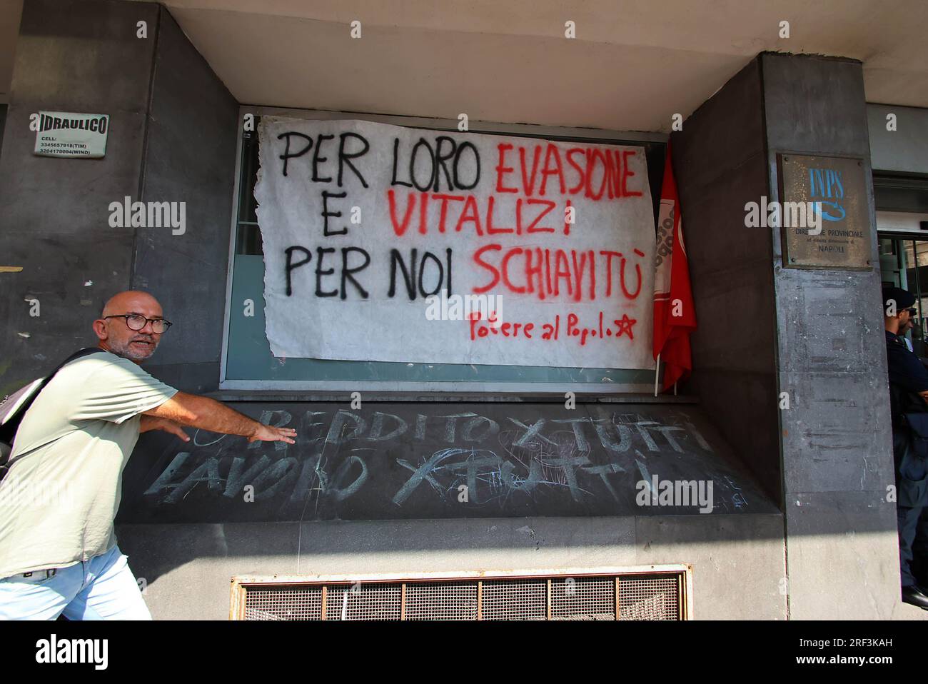 Naples, Italie. 31 juillet 2023. Naples proteste contre la révocation des revenus des citoyens devant le siège de l'INPS usage éditorial Only Credit : Independent photo Agency/Alamy Live News Banque D'Images