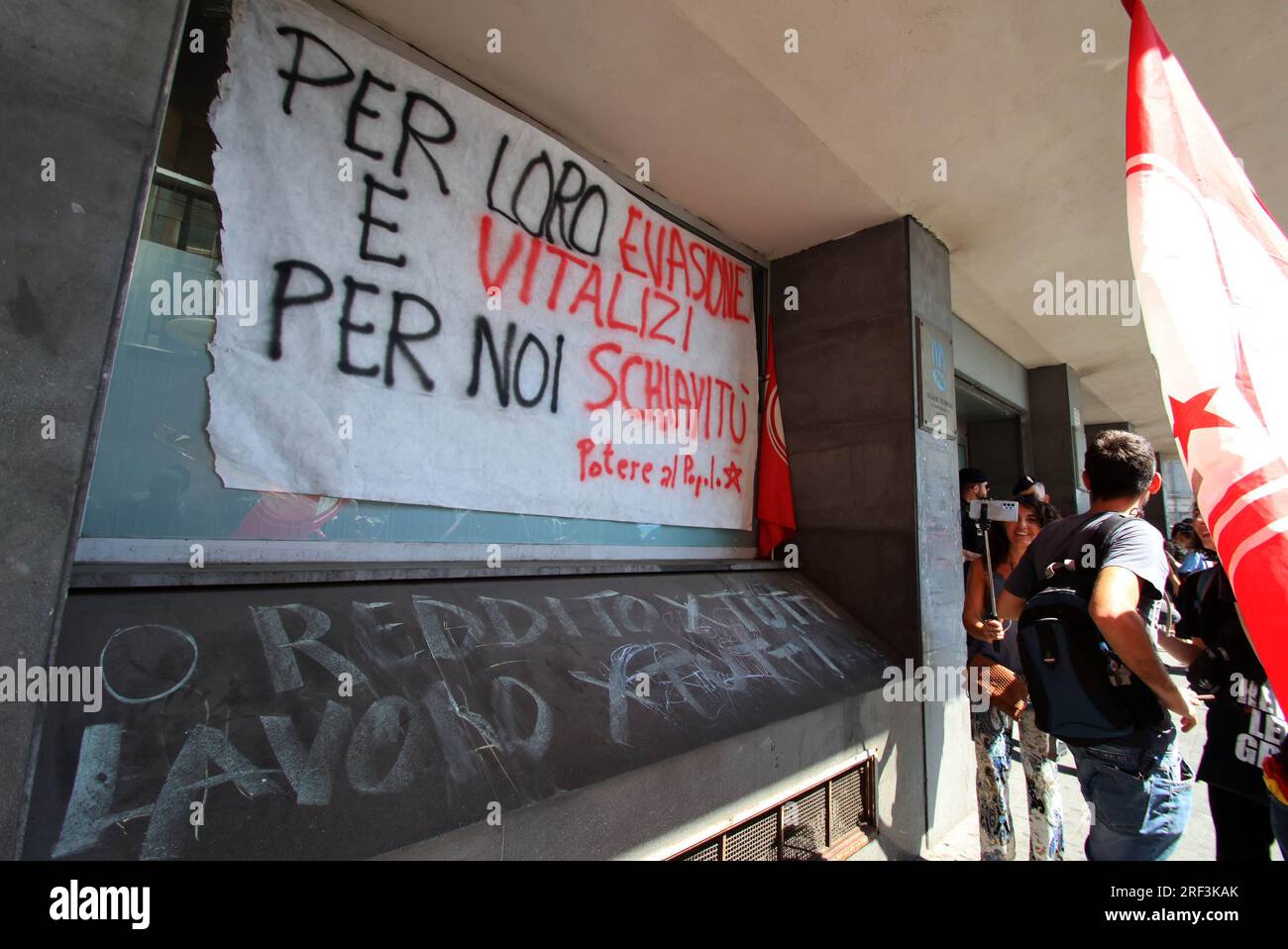 Naples, Italie. 31 juillet 2023. Naples proteste contre la révocation des revenus des citoyens devant le siège de l'INPS usage éditorial Only Credit : Independent photo Agency/Alamy Live News Banque D'Images