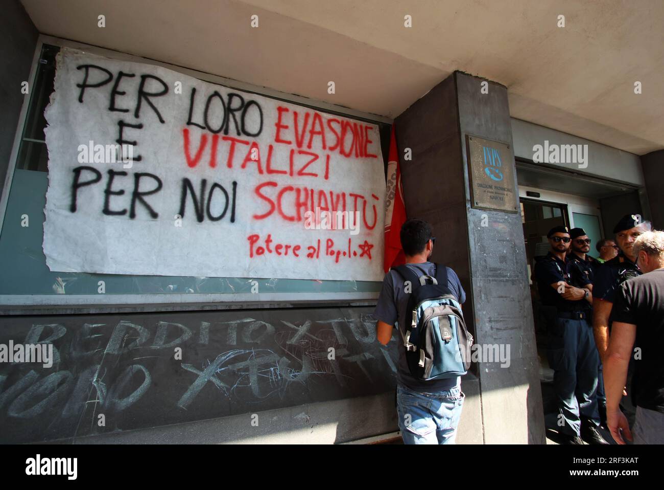 Naples, Italie. 31 juillet 2023. Naples proteste contre la révocation des revenus des citoyens devant le siège de l'INPS usage éditorial Only Credit : Independent photo Agency/Alamy Live News Banque D'Images