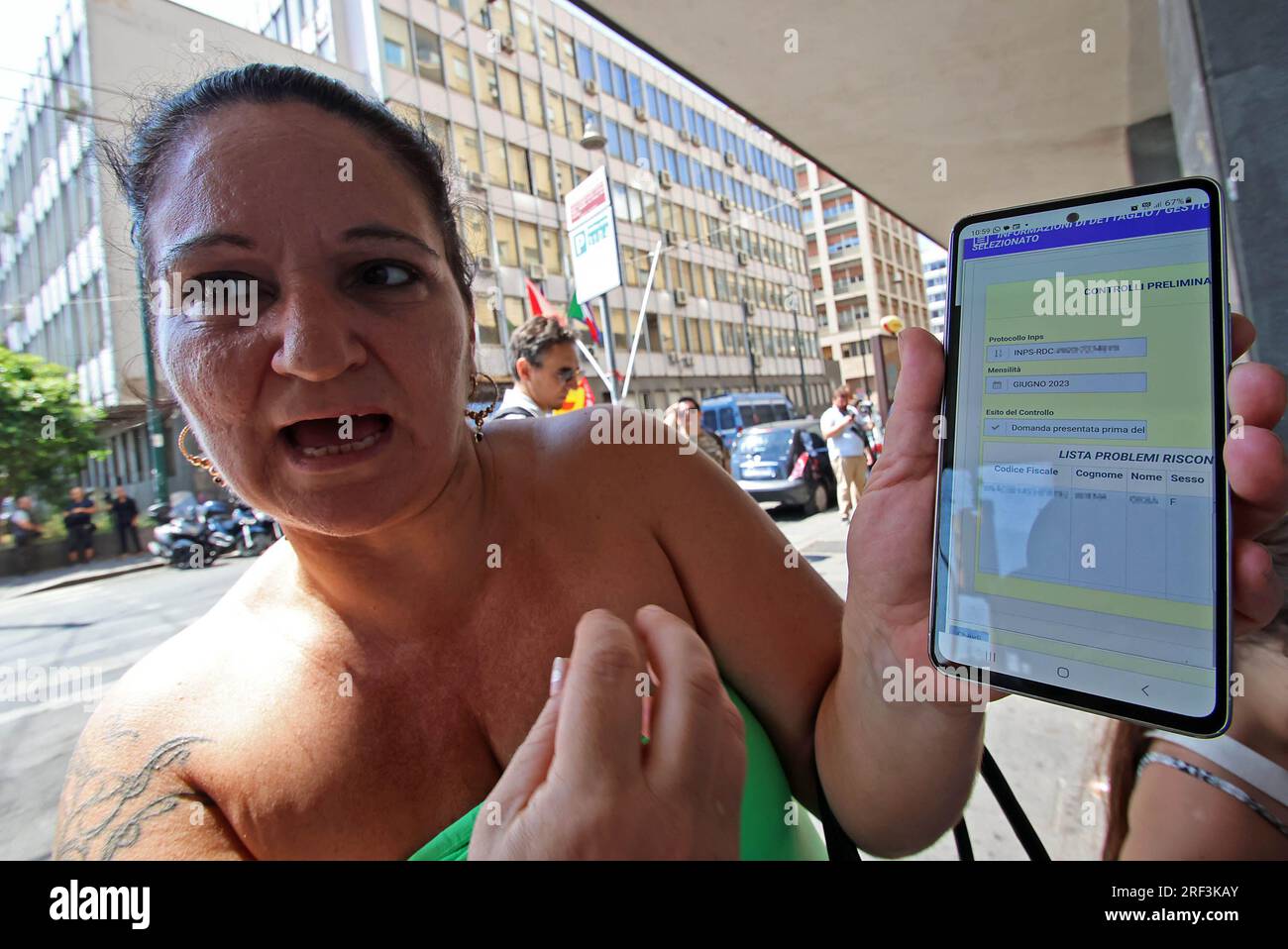 Naples, Italie. 31 juillet 2023. Naples proteste contre la révocation des revenus des citoyens devant le siège de l'INPS usage éditorial Only Credit : Independent photo Agency/Alamy Live News Banque D'Images