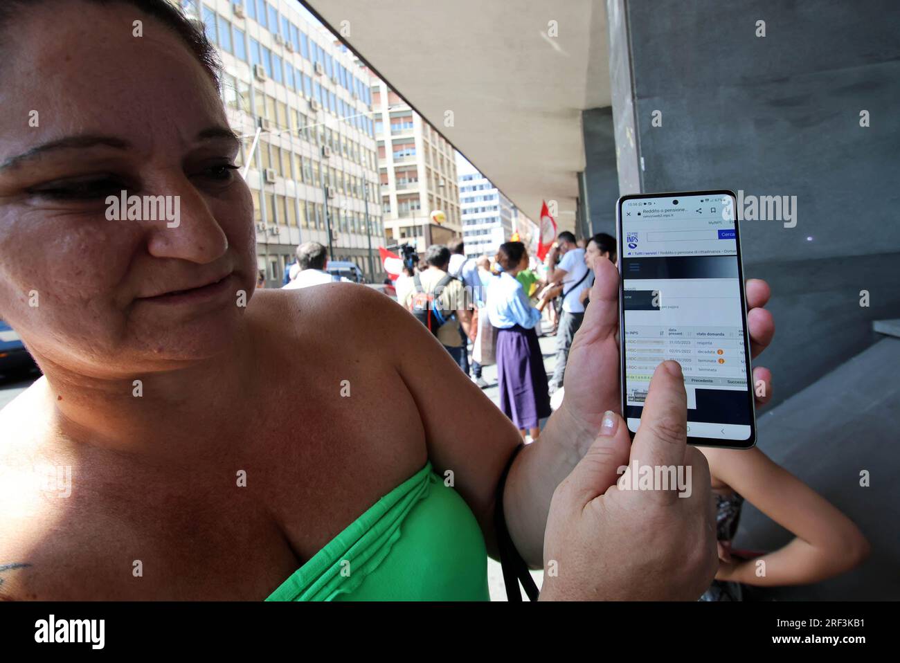 Naples, Italie. 31 juillet 2023. Naples proteste contre la révocation des revenus des citoyens devant le siège de l'INPS usage éditorial Only Credit : Independent photo Agency/Alamy Live News Banque D'Images