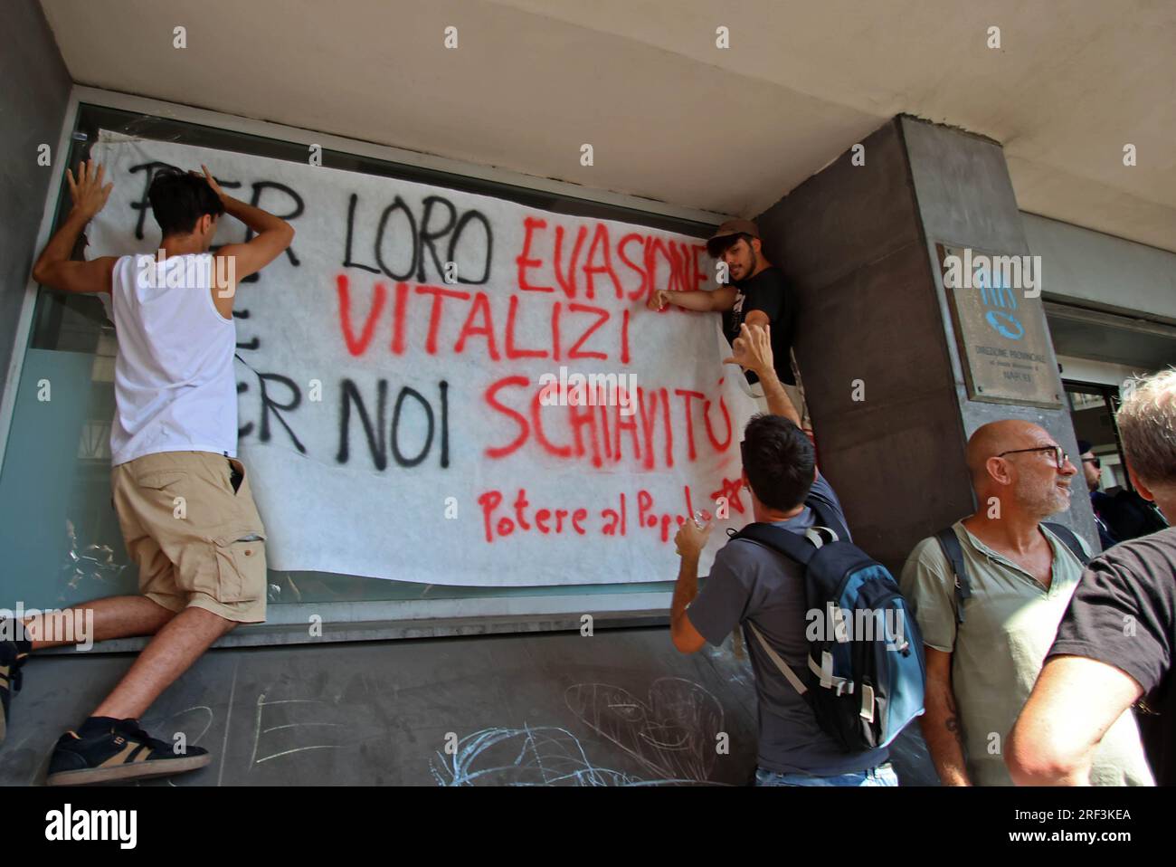 Naples, Italie. 31 juillet 2023. Naples proteste contre la révocation des revenus des citoyens devant le siège de l'INPS usage éditorial Only Credit : Independent photo Agency/Alamy Live News Banque D'Images