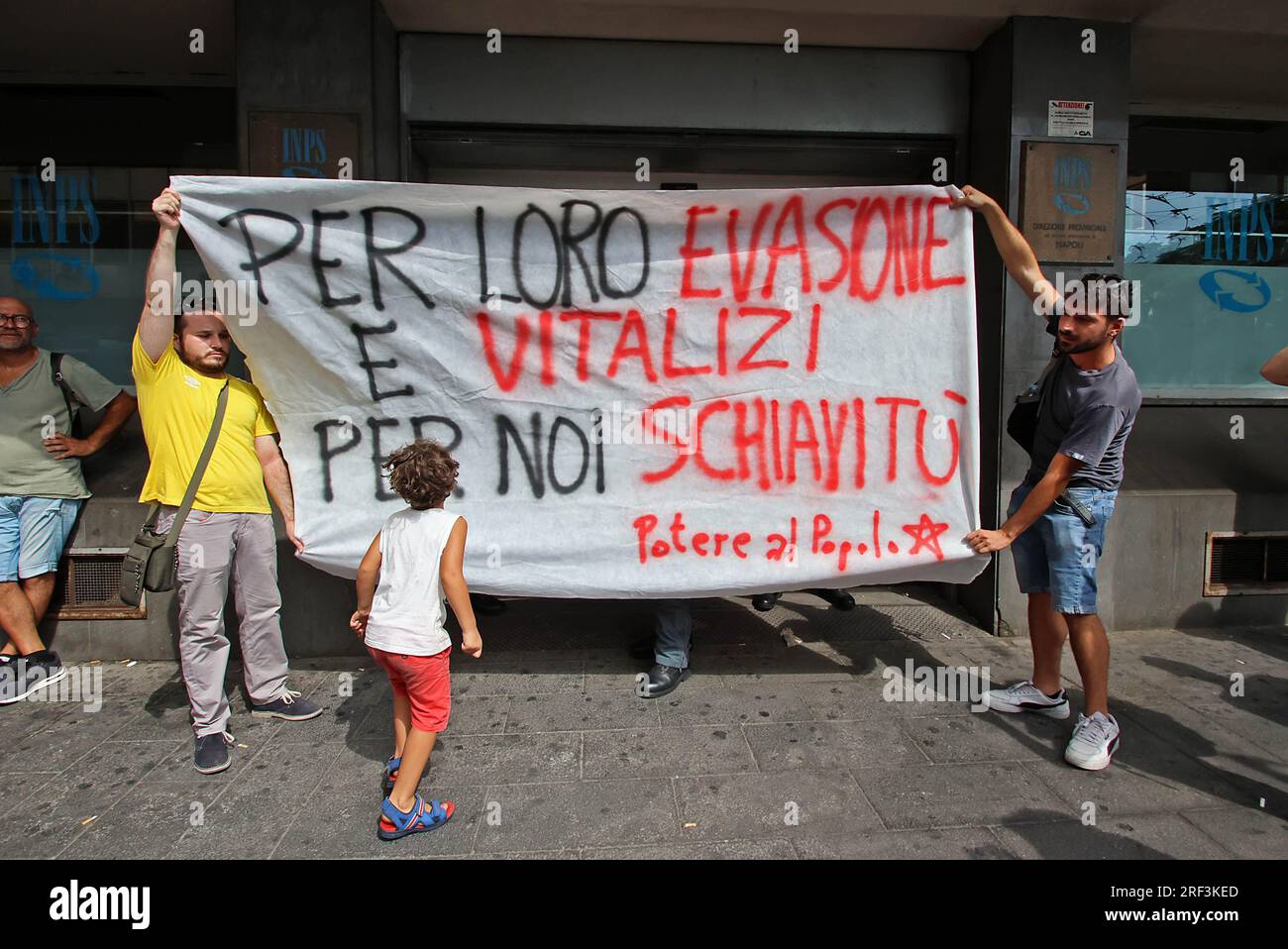 Naples, Italie. 31 juillet 2023. Naples proteste contre la révocation des revenus des citoyens devant le siège de l'INPS usage éditorial Only Credit : Independent photo Agency/Alamy Live News Banque D'Images