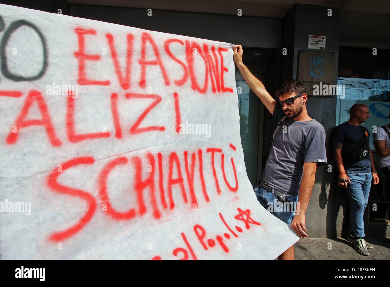 Naples, Italie. 31 juillet 2023. Naples proteste contre la révocation des revenus des citoyens devant le siège de l'INPS usage éditorial Only Credit : Independent photo Agency/Alamy Live News Banque D'Images