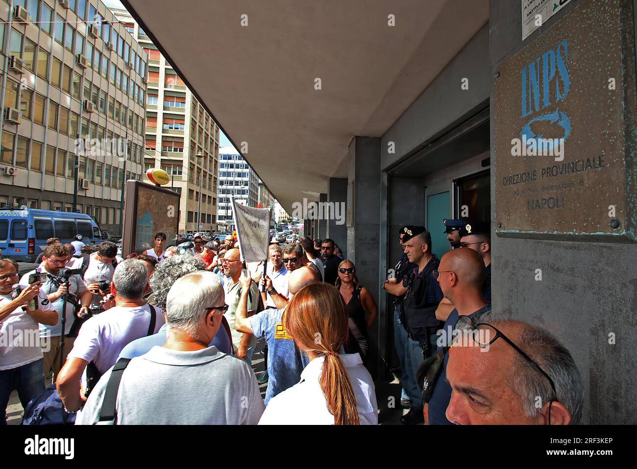Naples, Italie. 31 juillet 2023. Naples proteste contre la révocation des revenus des citoyens devant le siège de l'INPS usage éditorial Only Credit : Independent photo Agency/Alamy Live News Banque D'Images