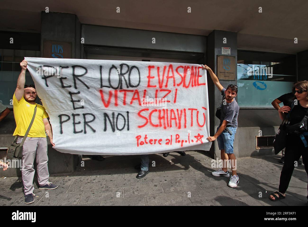 Naples, Italie. 31 juillet 2023. Naples proteste contre la révocation des revenus des citoyens devant le siège de l'INPS usage éditorial Only Credit : Independent photo Agency/Alamy Live News Banque D'Images