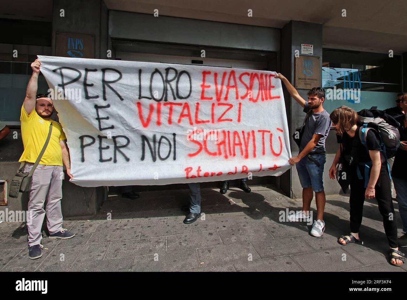 Naples, Italie. 31 juillet 2023. Naples proteste contre la révocation des revenus des citoyens devant le siège de l'INPS usage éditorial Only Credit : Independent photo Agency/Alamy Live News Banque D'Images